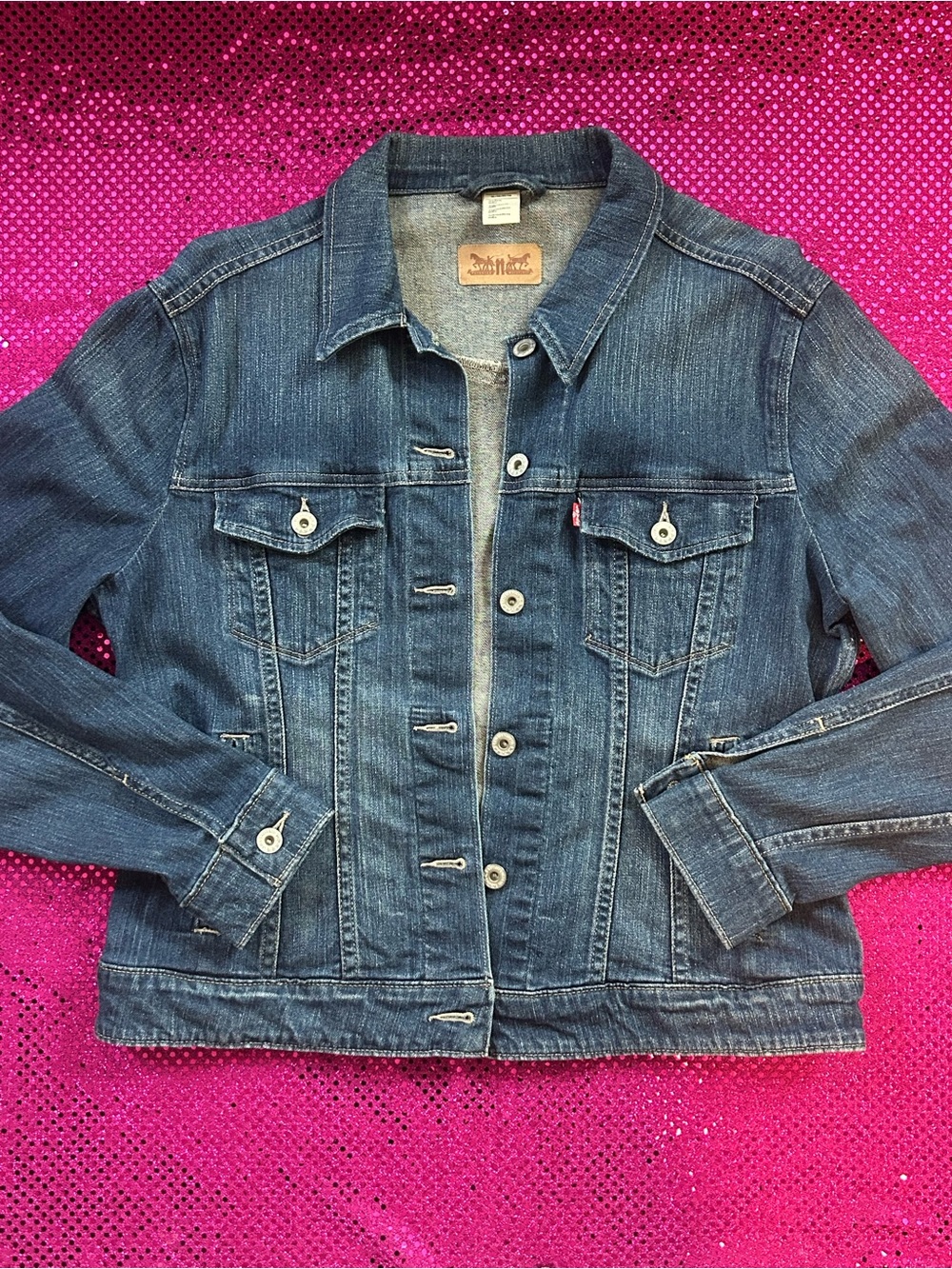 medium wash levi's classic trucker denim jacket